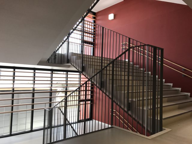 画像：内部階段スチール手摺