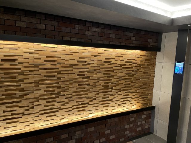 画像：装飾壁　木目凹凸パネル　間接照明付ＢＯＸ