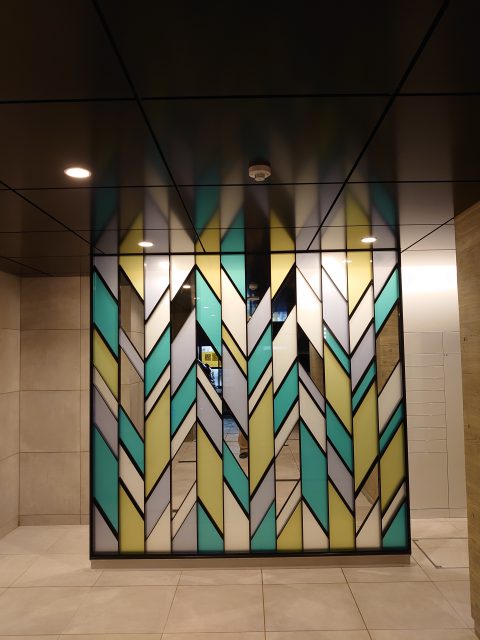 画像：化粧ガラススクリーン枠・天井パネル