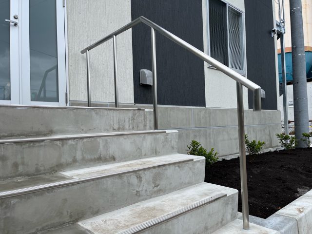 画像：段差部ステンレス手摺