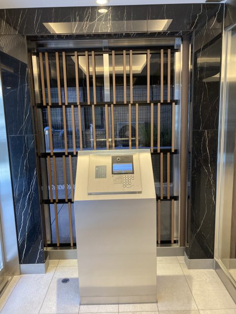 画像：集合玄関機パネル・化粧ルーバー