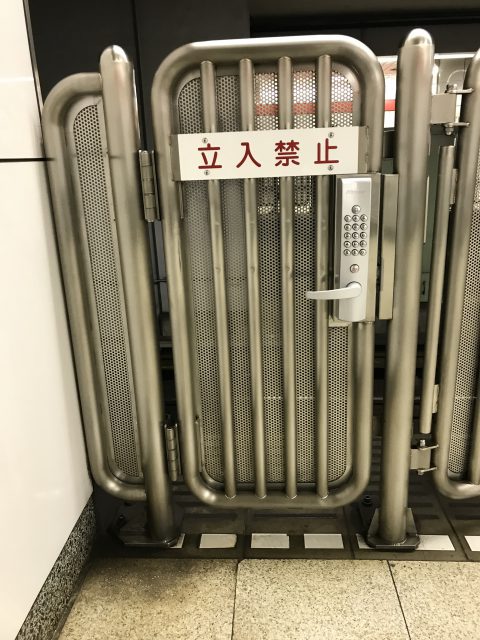 画像：地下鉄ホーム扉