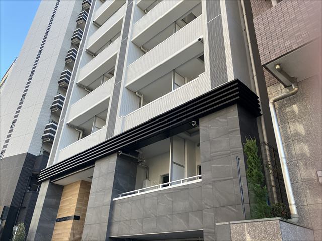 画像:アルミ幕板ルーバー