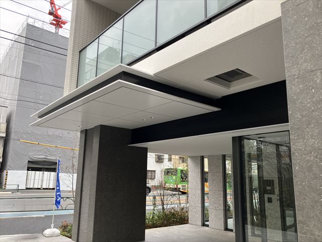 画像:アルミ幕板ルーバーパネル