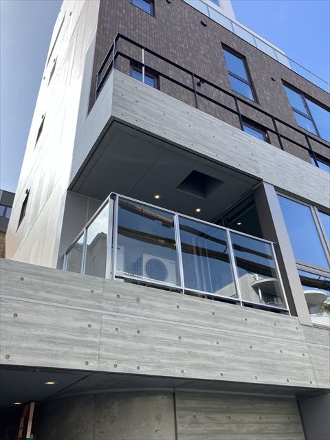 画像:ステンレスガラス手摺